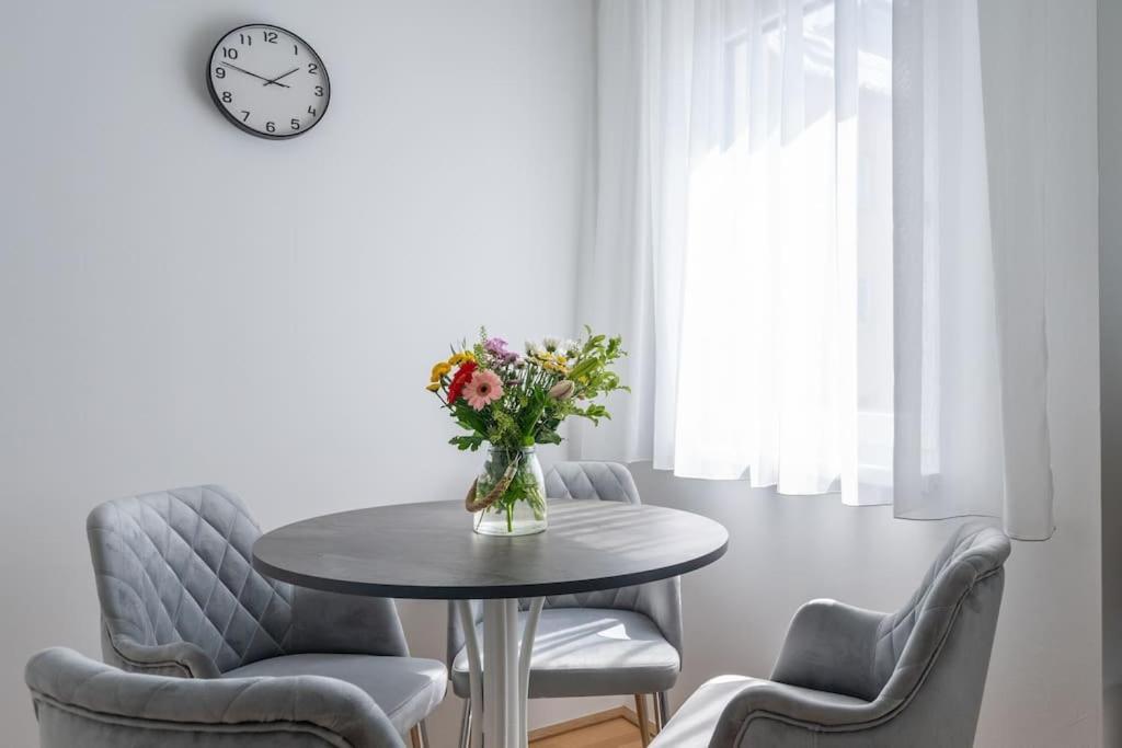 ウィーンElegant 1Br Flat With Balcony By Hmアパートメント エクステリア 写真